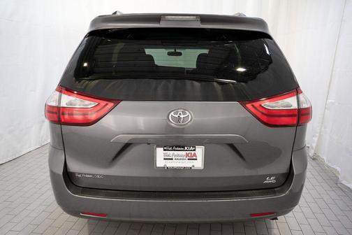 2016 Toyota Sienna LE