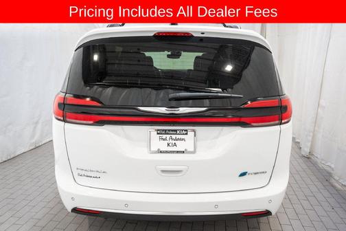 Bright White Clearcoat 2024 Chrysler Pacifica L