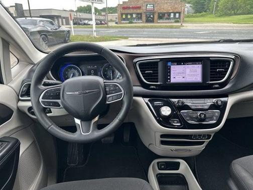 Brilliant Black Crystal Pearlcoat 2022 Chrysler Voyager LX