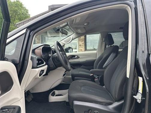 Brilliant Black Crystal Pearlcoat 2022 Chrysler Voyager LX