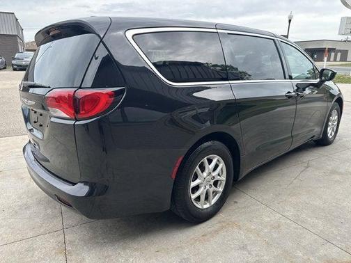 Brilliant Black Crystal Pearlcoat 2022 Chrysler Voyager LX