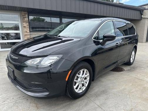 Brilliant Black Crystal Pearlcoat 2022 Chrysler Voyager LX