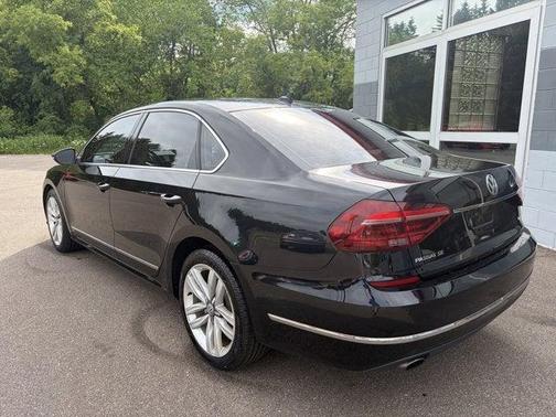 Deep Black 2017 Volkswagen Passat 1.8T SE w/Technology