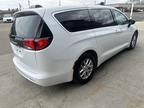 Bright White Clearcoat 2024 Chrysler Voyager LX