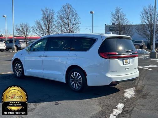 2022 Chrysler Pacifica Hybrid Touring L