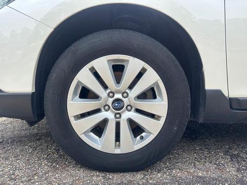 Crystal White Pearl 2019 Subaru Outback 2.5i Premium