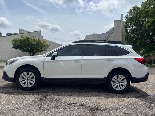 Crystal White Pearl 2019 Subaru Outback 2.5i Premium