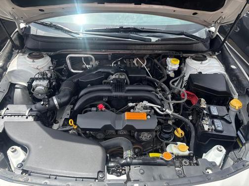Crystal White Pearl 2019 Subaru Outback 2.5i Premium