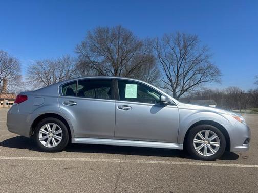 Ice Silver Metallic 2012 Subaru Legacy 2.5i