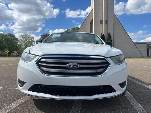 Oxford White 2017 Ford Taurus SE