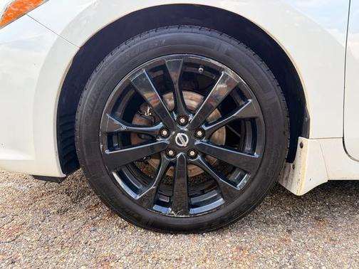 White 2017 Nissan Altima 2.5 SR