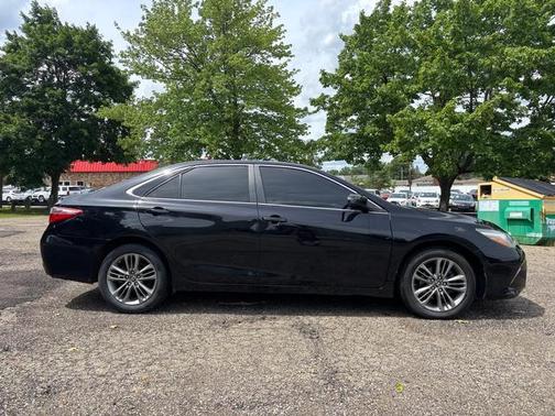 Midnight Black Metallic 2017 Toyota Camry SE