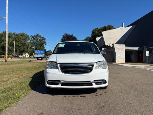 2016 Chrysler Town & Country Limited Platinum