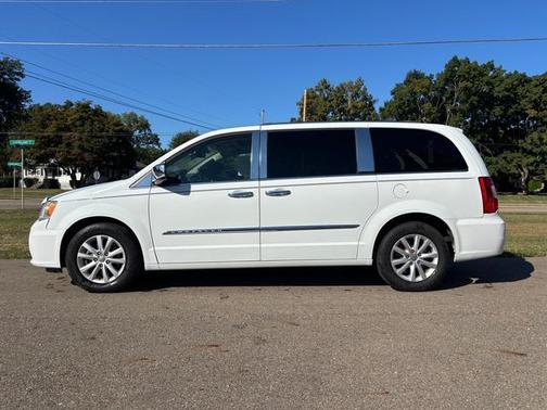 2016 Chrysler Town & Country Limited Platinum