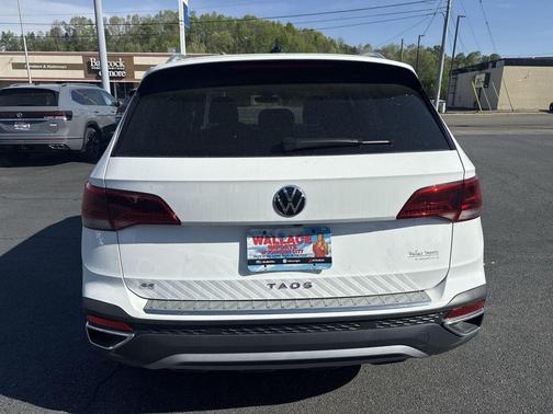 Pure White 2024 Volkswagen Taos SE