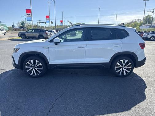 Pure White 2024 Volkswagen Taos SE