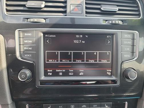 Photo 4 of 31 of 2017 Volkswagen Golf GTI S 4-Door