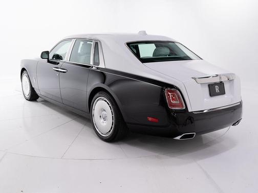Arctic White Over Black Diamond 2026 Rolls-Royce Phantom