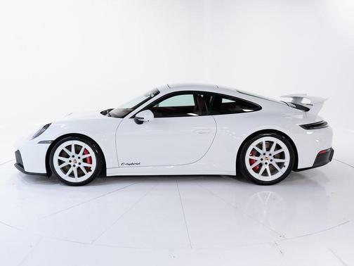 2025 Porsche 911 Carrera 4 GTS