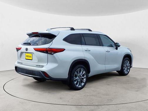 Wind Chill Pearl 2022 Toyota Highlander Limited