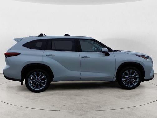 Wind Chill Pearl 2022 Toyota Highlander Limited
