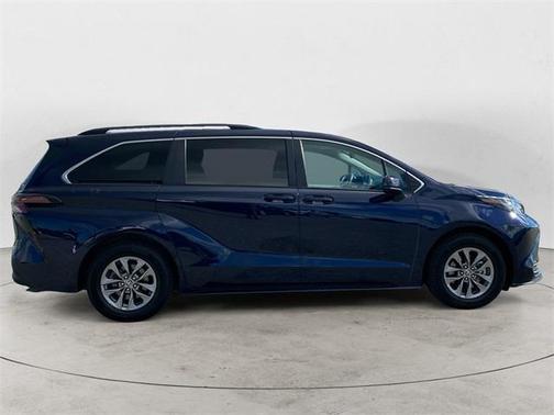 2023 Toyota Sienna LE