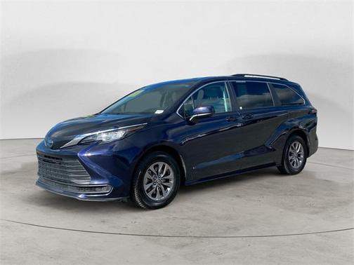 2023 Toyota Sienna LE