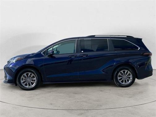 2023 Toyota Sienna LE
