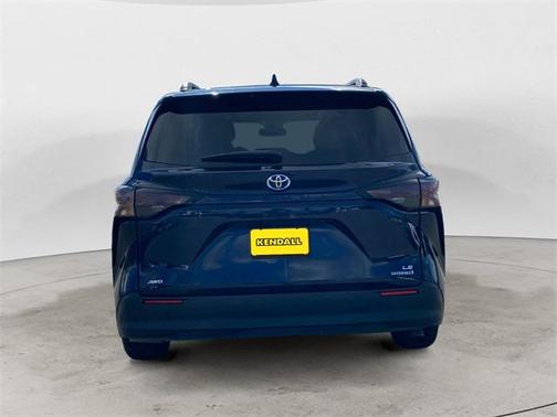 2023 Toyota Sienna LE
