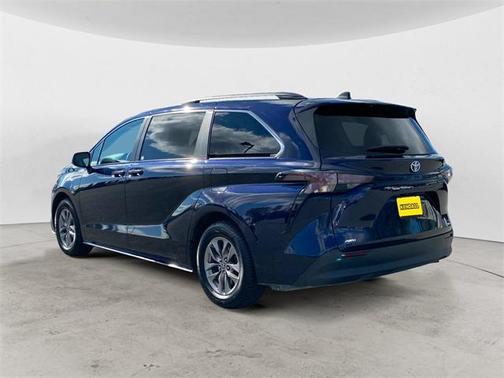 2023 Toyota Sienna LE