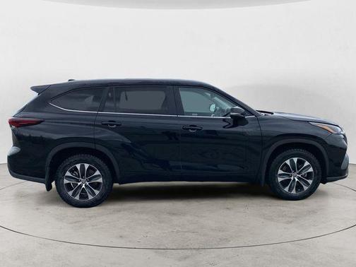 Midnight Black Metallic 2024 Toyota Highlander XLE