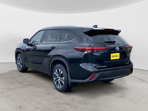 Midnight Black Metallic 2024 Toyota Highlander XLE