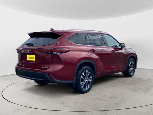 Pearl 2024 Toyota Highlander XLE