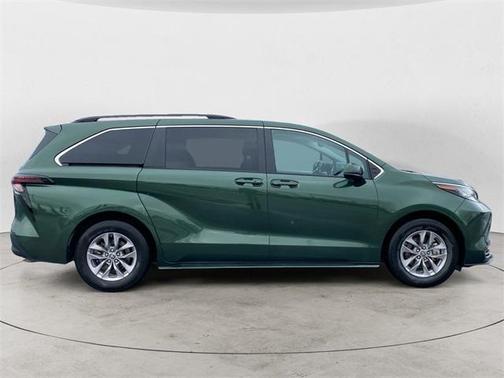 2023 Toyota Sienna LE