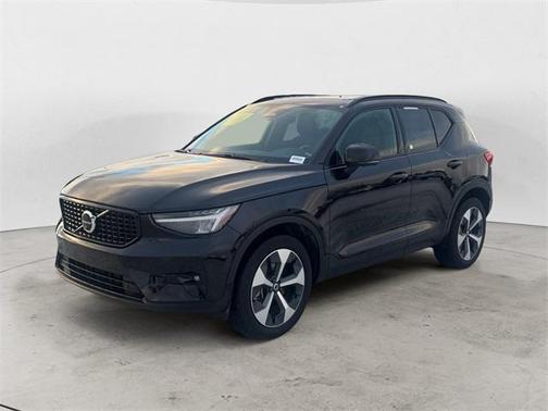 2023 Volvo XC40 B5 Plus Dark Theme