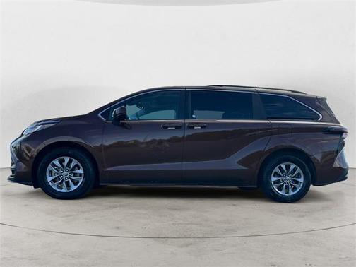 2023 Toyota Sienna LE