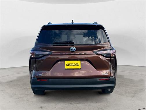 2023 Toyota Sienna LE