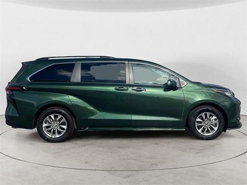 2023 Toyota Sienna LE