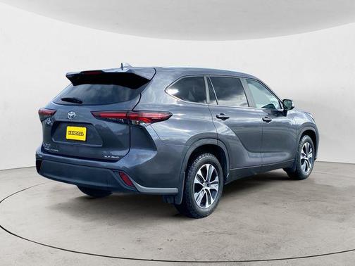 Magnetic Gray Metallic 2024 Toyota Highlander XLE