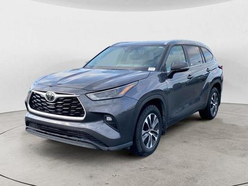 Magnetic Gray Metallic 2024 Toyota Highlander XLE