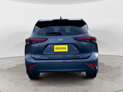 Magnetic Gray Metallic 2024 Toyota Highlander XLE