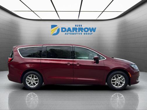 Velvet Red Pearlcoat 2023 Chrysler Voyager LX