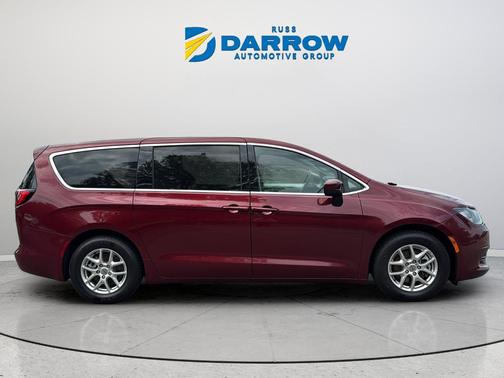 Velvet Red Pearlcoat 2023 Chrysler Voyager LX