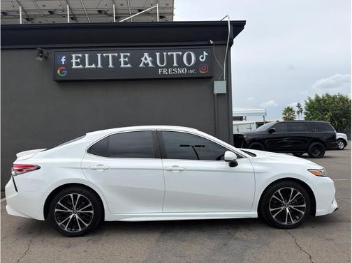 White 2018 Toyota Camry SE