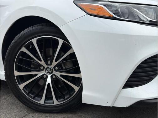 White 2018 Toyota Camry SE