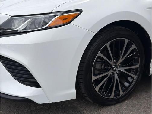 White 2018 Toyota Camry SE