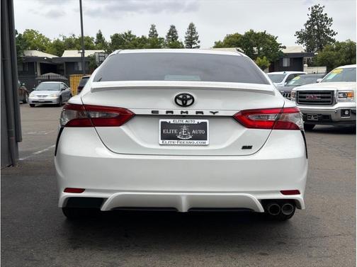 White 2018 Toyota Camry SE