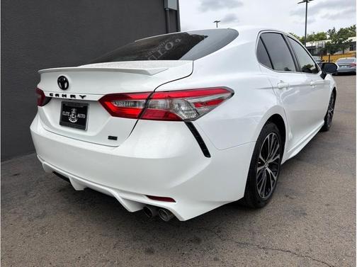 White 2018 Toyota Camry SE