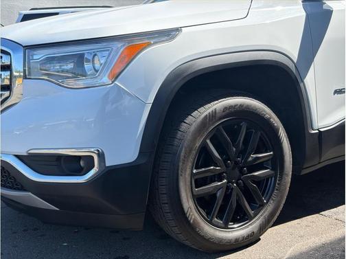 White 2019 GMC Acadia SLT-1