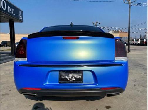 Photo 4 of 13 of 2017 Chrysler 300C Base